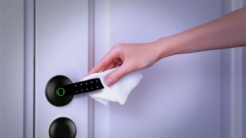 Vệ sinh phần cảm ứng khóa vân tay