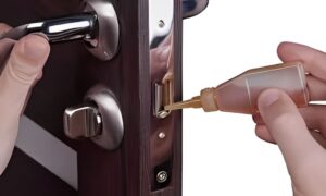 Bôi trơn ổ khoá cửa sắt định kỳ
