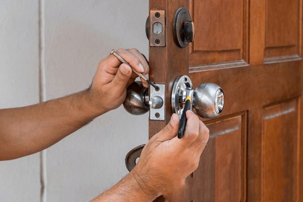 Hướng dẫn thay khoá cửa gỗ chi tiết
