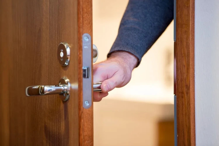 Kiểm tra điều chỉnh sau khi thay khoá cửa gỗ