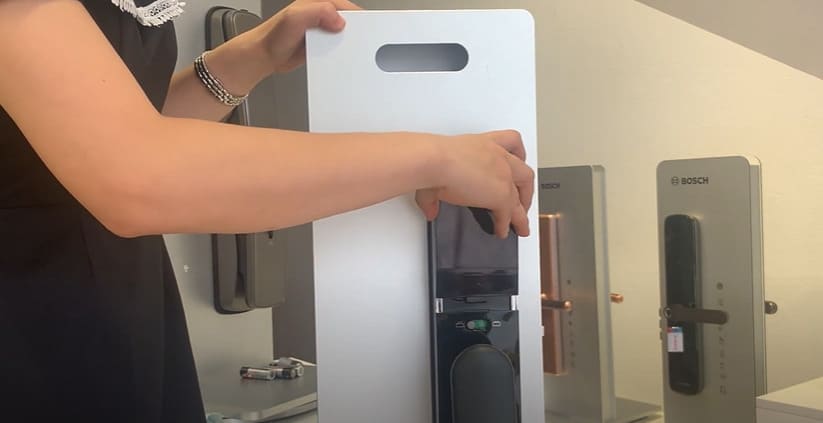 cách mở nắp pin khoá cửa điện tử