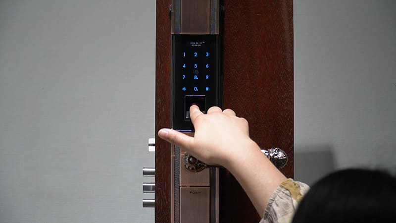 tính năng mở khoá bằng vân tay của khoá cửa điện tử wifi
