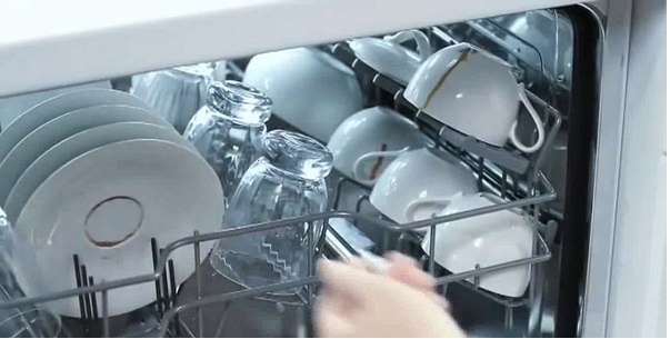 Cấu tạo máy rửa bát bosch. 4 Xếp bát đĩa nghiêng theo chiều cánh tay phun nước