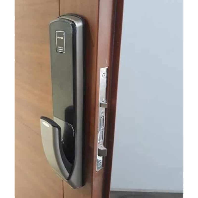 Ảnh thực tế Khóa cửa điện tử Hafele EL9500-TCS 912.05.315 Ảnh thực tế Khóa cửa điện tử Hafele EL9500-TCS 912.05.315