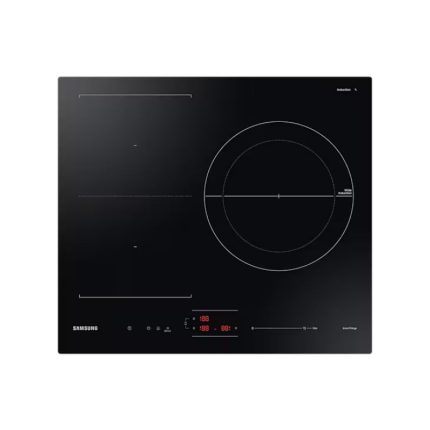 Bếp từ 3 vùng nấu Samsung NZ63B5046FK/SV lắp âm thiết kế hiện đại, mặt kính cao cấp, sang trọng, nấu ăn được nhiều kích cỡ nồi chảo nhờ tích hợp vùng nấu linh hoạt Dual Flex Zone, tiết kiệm thời gian đun nấu với công suất lên tới 7400W và chức năng Booster gia nhiệt nhanh. Công suất, kích thước vùng nấu Tổng công suất lớn 7400W giúp nấu thức ăn mau chín, chuẩn bị bữa cơm hằng ngày cho gia đình nhanh chóng hơn. Công suất từng vùng bếp: trái trên là 1850/3000W, trái dưới là 1850/3000W, vùng phải là 2800/3700W và vùng kết hợp 3300/3700W. Kích thước mỗi vùng nấu: Ø 21 cm/vùng độc lập, 21 x 38 cm/vùng kết hợp. Lưu ý: bếp từ chỉ dùng được với nồi, chảo có đáy nhiễm từ (bằng chất liệu gang, inox 430), đáy bằng phẳng, đường kính đáy tối thiểu 10 cm. Để bếp hoạt động đạt hiệu suất tối đa, khuyến khích sử dụng nồi, chảo có đường kính đáy khoảng 22 cm.  Hình ảnh bếp từ 3 vùng nấu Samsung NZ63B5046FK/SV lắp âm Thiết kế chất liệu mặt bếp Kiểu dáng tối giản, có các góc bo cong nhẹ mềm mại cùng với gam màu đen tô điểm cho căn bếp thêm phần trang nhã, thời thượng. Với 3 vùng nấu đơn, bạn có thể vừa đun nước, làm món chiên và nấu canh cùng lúc. Thiết kế mỏng hơn các mẫu bếp thông thường khác và kết hợp kiểu lắp đặt âm giúp tăng thêm không gian cho ngăn chứa đồ để bạn lưu trữ được nhiều vật dụng hơn. Trang bị bảng điều khiển cảm ứng và màn hình hiển thị các thông số nổi bật để người dùng theo dõi và chạm để tùy chỉnh dễ dàng. Mặt bếp từ Samsung làm bằng kính Ceramic Eurokera (Pháp) chất lượng tốt, duy trì bề mặt sáng bóng, khả năng chịu lực tốt, làm sạch thuận tiện. Tiện ích Bếp từ thiết lập được vùng nấu linh hoạt Dual Flex Zone biến 2 vùng nấu đơn thành 1 vùng nấu lớn cho bạn chế biến món ăn được với các kiểu nồi chảo dài, hình bầu dục trong khi vẫn đảm bảo nhiệt lượng được phân bổ đồng đều. Chức năng Booster làm nóng nhanh khi kích hoạt sẽ bổ sung thêm năng lượng cho từng vùng nấu để gia tăng nhiệt trong tối đa 10 phút, giúp thức ăn chín nhanh. Bảng điều khiển cảm ứng trượt cho bạn cài đặt và tùy chỉnh mức nhiệt từ 1 đến 15 cho từng vùng nấu mượt mà với thao tác trượt tay nhẹ trên bếp. Tính năng tự nhận diện nồi chảo cho bếp lập tức phát hiện đường kính và kích cỡ của nồi chảo bạn đặt trên vùng nấu có tương thích. Nếu vật dụng nấu không phủ qua ít hơn 60% diện tích vùng nấu thì thiết bị sẽ phát cảnh báo cho người dùng đổi nồi chảo phù hợp hơn. Mặt khác, bạn có thể nấu món hầm trên bếp dễ dàng nhờ thiết bị hỗ trợ công nghệ biến tần Halfbridge nấu liu riu, chế độ hẹn giờ giúp bạn kiểm soát thời gian nấu tiện lợi, chế độ giữ ấm giúp thức ăn luôn nóng ngon sẵn sàng khi bạn muốn dùng bữa. Tính năng an toàn Tự nhận diện kích cỡ đáy nồi. Tính năng dừng bếp tạm thời. Cảnh báo mặt bếp nóng. Tự ngắt khi không có nồi. Tự tắt khi không sử dụng. Khóa bảng điều khiển khi sử dụng sẽ khóa lại bàn phím chức năng để tránh trẻ nhỏ táy máy gây nguy hiểm cho chúng. Thông số kỹ thuật Loại bếp: Bếp từ 3 vùng nấu, lắp âm Viền bếp Không vát Màu sắc Đen Thiết kế mỏng hiện đại Thiết kế mỏng hiện đại, tối ưu không gian lưu trữ bên dưới. Tổng công suất: 7400W Công suất vùng nấu: Vùng trước bên trái: 1850/3000W Vùng sau bên trái: 1850/3000W Vùng trước bên phải: 2800/3700W Vùng nấu linh hoạt: 3300/3700W Điện áp: Hiệu điện thế 220-240 V; Tần số 50 / 60 Hz Kích thước vùng nấu: Vùng nấu linh hoạt: 21cm x 38cm Kiểu lắp đặt: Lắp âm Bảng điều khiển: Điều khiển cảm ứng trượt tiện lợi & dễ dàng Hiển thị Màn hình LED (LED đỏ) Chất liệu mặt bếp: Mặt gốm thủy tinh Eurokera (Pháp) Loại nồi nấu: Chỉ sử dụng loại nồi có đế nhiễm từ Chiều dài dây điện: 150cm Kích thước, khối lượng: Rộng 59cm x Cao 4.8cm x Sâu 52cm Nặng 11kg Kích thước lỗ đá: Rộng 56cm x Sâu 48cm Sử dụng bếp từ an toàn, bền đẹp Lắp đặt kiểu bếp âm và sử dụng theo đúng chỉ dẫn được nhà sản xuất cung cấp. Hạn chế nấu với công suất tối đa quá lâu để tránh món ăn bị cháy, ảnh hưởng đến tuổi thọ của bếp sau này. Không dùng vật sắt nhọn để cào vết bẩn cứng đầu vì có thể gây trầy xước mặt bếp. Kích thước bếp từ 3 vùng nấu Samsung NZ63B5046FK/SV lắp âm