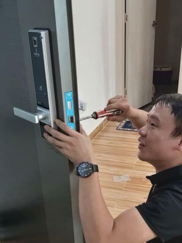 Hướng dẫn lắp đặt khóa cửa điện tử tại nhà 2 Các bước lắp đặt khóa cửa điện tử chi tiết