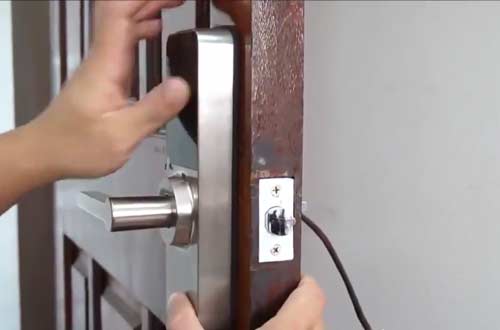Hướng dẫn lắp đặt khóa cửa điện tử tại nhà 1 lưu ý trước khi lắp đặt khóa cửa điện tử