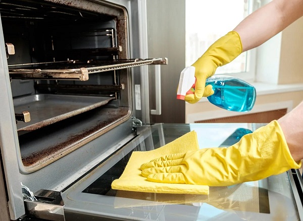 HƯỚNG DẪN CÁCH VỆ SINH LÒ NƯỚNG ĐÚNG CHUẨN VÀ HIỆU QUẢ TẠI NHÀ 4 Cách vệ sinh lò nướng bằng nước lau kính
