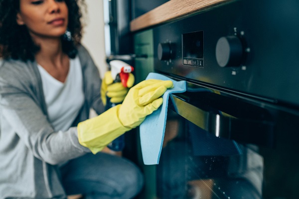 HƯỚNG DẪN CÁCH VỆ SINH LÒ NƯỚNG ĐÚNG CHUẨN VÀ HIỆU QUẢ TẠI NHÀ 2 Cách vệ sinh lò nướng bằng chất tẩy rửa chuyên dụng