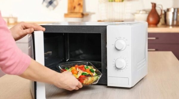 TỔNG HỢP NHỮNG THỨ KHÔNG NÊN CHO VÀO LÒ VI SÓNG 1 Tổng hợp những thứ không nên cho vào lò vi sóng