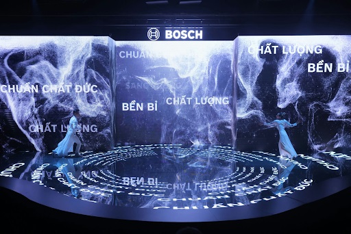 Bosch Home dần lấn sân sang thị trường Việt với sự kiện “Bosch – Chuẩn chất Đức” 4 Khách hàng trải nghiệm thực tế các sản phẩm của Bosch tại buổi triển lãm.