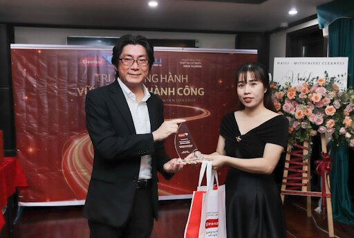 Đại diện Thế Giới Bếp Nhập Khẩu lên nhận kỉ niệm chương tri ân đối tác tiêu biểu đã đồng hành và phát triển cùng Mitsubishi Cleansui Việt Nam