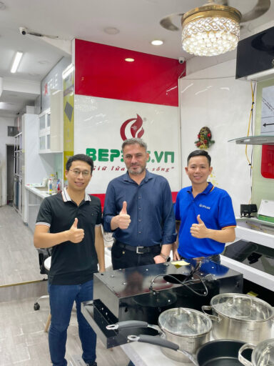 Kỹ sư trưởng Spelier chụp hình cùng thành viên Thế Giới Bếp Nhập Khẩu