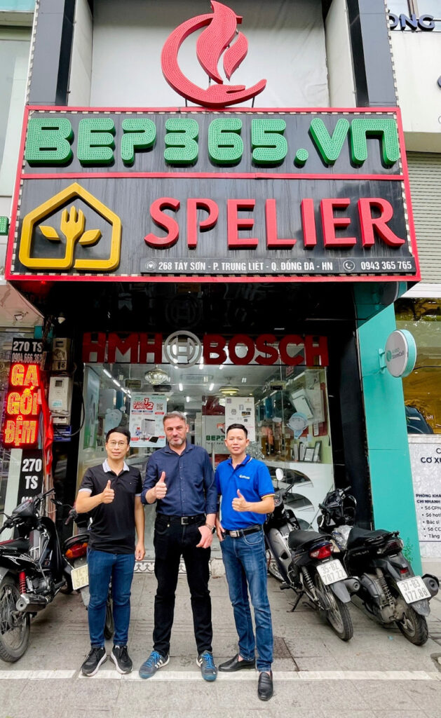 Kỹ sư trưởng Spelier từ Đức đến thăm và làm việc tại Thế Giới Bếp Nhập Khẩu