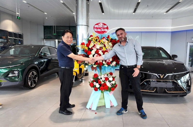 Ông Vicktor tặng hoa chúc mừng nhân dịp khai trương của Vinfast Phan Trọng Tuệ Ông Vicktor tặng hoa chúc mừng nhân dịp khai trương của Vinfast Phan Trọng Tuệ