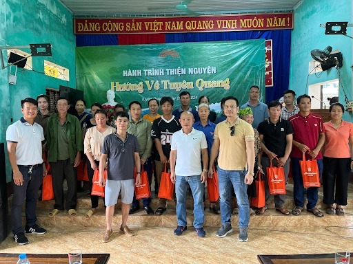 Thế Giới Bếp Nhập Khẩu cùng Hiệp hội Bếp và Gia dụng Việt Nam gửi tặng quà cho các gia đình khó khăn tại xã Linh Phú, huyện Chiêm Hóa, tỉnh Tuyên Quang.