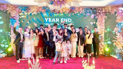 Đêm tiệc diễn ra thành công trong niềm vui và những lời chúc mừng năm mới tràn ngập yêu thương Đêm tiệc diễn ra thành công trong niềm vui và những lời chúc mừng năm mới tràn ngập yêu thương