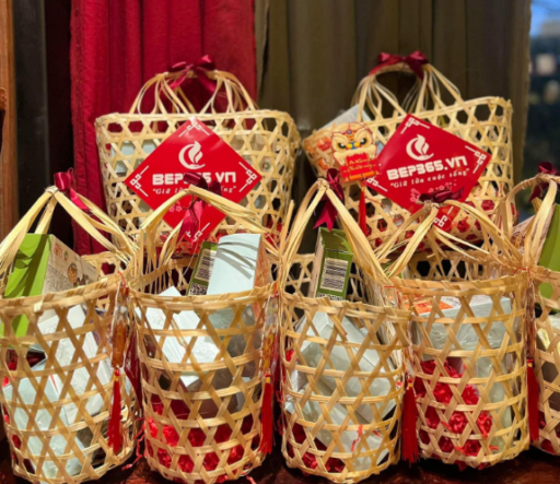 Chuẩn bị túi quà cho từng nhân viên mang về khi kết thúc tiệc Year End Party Chuẩn bị túi quà cho từng nhân viên mang về khi kết thúc tiệc Year End Party