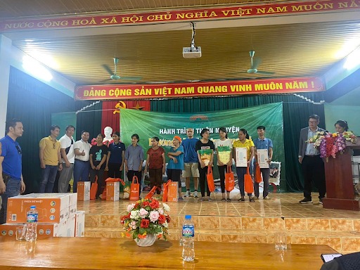 Bếp Hoàng Cương cùng Hiệp hội Doanh nghiệp kinh doanh bếp và Gia dụng Việt Nam gửi tặng quà cho các gia đình khó khăn tại xã Hùng Lợi, huyện Yên Sơn, tỉnh Tuyên Quang