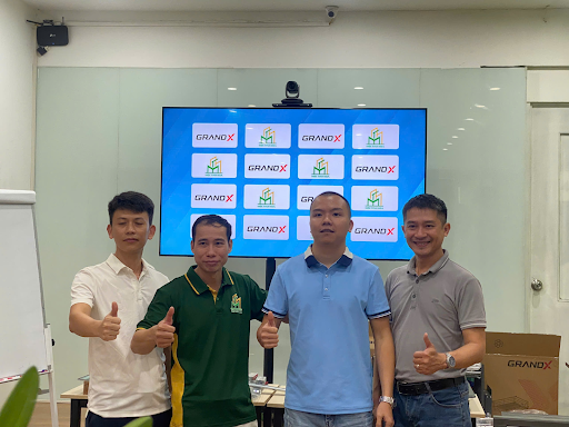 Thành viên Bếp Hoàng Cương chụp ảnh cùng đại diện của GrandX