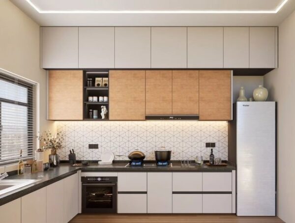 Tủ bếp chữ L có cửa sổ tối giản
