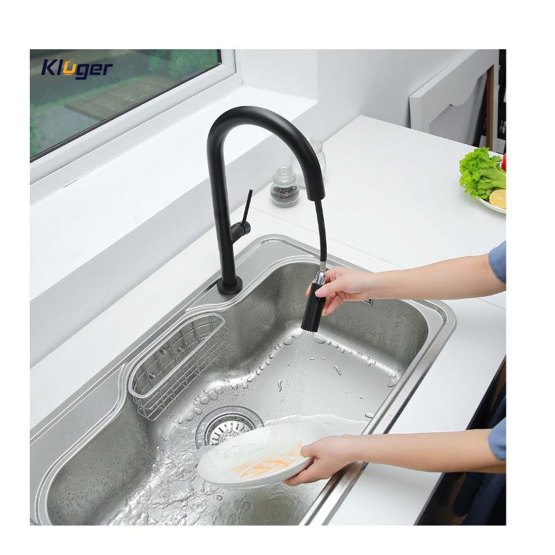 Vòi rửa bát nóng lạnh Kluger KLF0010B có dây rút 7 Ảnh lắp đặt Kluger KLF0010B có dây rút