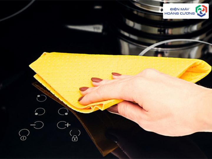 Bếp lẩu từ Giải Pháp Hoàn Hảo Cho Bữa Tiệc Lẩu Tiện Lợi 4 Vệ sinh mặt kính bếp lấu từ