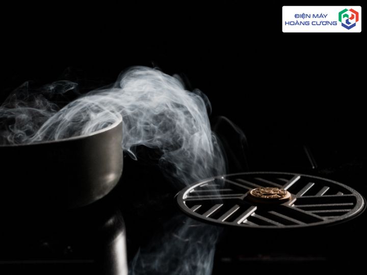 bếp từ Bertazzoni với thiết kế kết hợp hút mùi