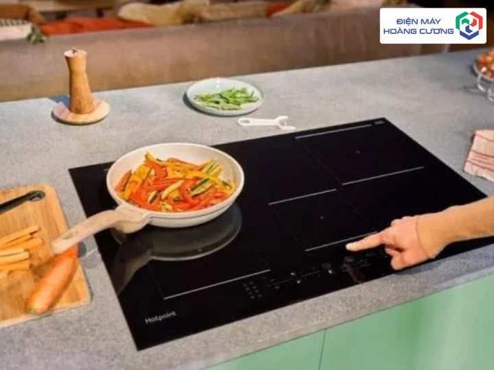 bếp từ Hotpoint với mặt kính chịu lực