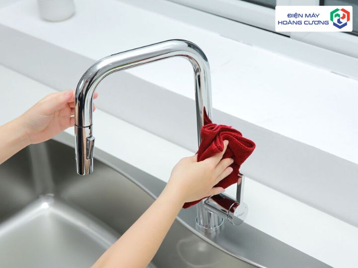 vệ sinh vòi rửa bát Hafele