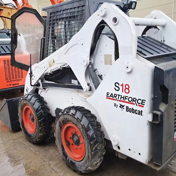 Máy xúc lật BOBCAT S18 s18 3