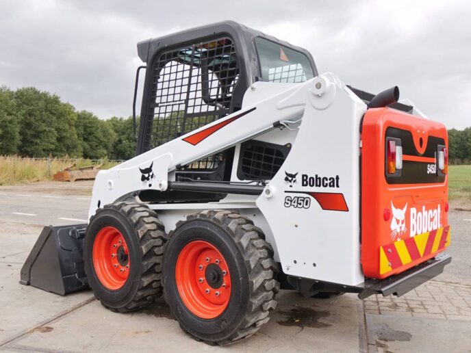 Mua máy xúc lật cũ Bobcat ở đâu giải pháp tối ưu từ Multico Việt Nam Máy xúc lật Bobcat S450 cũ chính hãng được phân phối bởi Multico Việt Nam – nhỏ gọn, bền bỉ, tiết kiệm chi phí, lý tưởng cho công trình vừa và nhỏ.