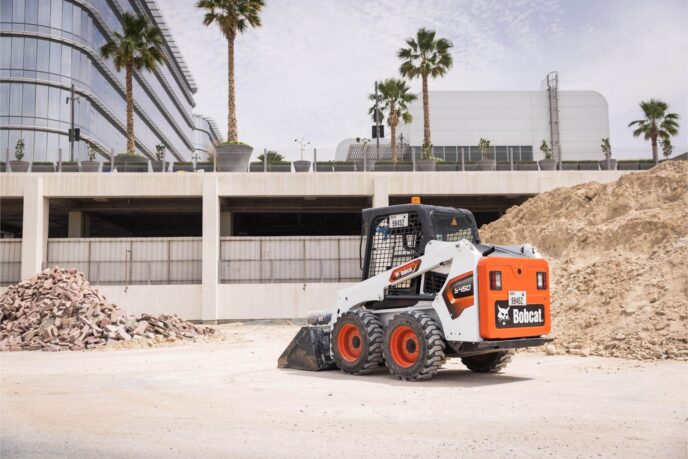 So sánh máy xúc lật Bobcat và Komatsu lựa chọn nào phù hợp cho doanh nghiệp Việt Nam Bobcat S450 là dòng máy xúc lật mini cỡ trung, được thiết kế đặc biệt để hoạt động hiệu quả trong không gian hạn chế. Với khả năng quay vòng 360 độ tại chỗ và kích thước nhỏ gọn, S450 là lựa chọn lý tưởng cho các công trình xây dựng trong khu đô thị, nhà xưởng hoặc các khu vực có diện tích chật hẹp.