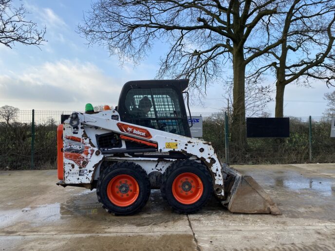 Máy Xúc Bobcat Chính Hãng Tại Việt Nam Giải Pháp Hiệu Quả Cho Công Trình Của Bạn Ảnh máy xúc lật Bobcat S450 do Multico Việt Nam cung cấp thể hiện rõ thiết kế nhỏ gọn nhưng chắc chắn, phù hợp với không gian thi công hạn chế. Thiết bị mang màu sơn trắng – cam đặc trưng, cabin được bảo dưỡng kỹ lưỡng, lốp và gầu xúc còn mới, cho thấy tình trạng máy còn rất tốt. Đây là lựa chọn lý tưởng cho các công trình dân dụng, đô thị hoặc những khu vực khó tiếp cận, nơi cần thiết bị linh hoạt nhưng vẫn đảm bảo hiệu suất làm việc ổn định. Máy sẵn có trong kho, sẵn sàng bàn giao cho khách hàng.