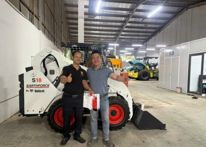 Giao hàng thành công cho khách hàng máy xúc lật Bobcat S18 tại Multico Việt Nam
