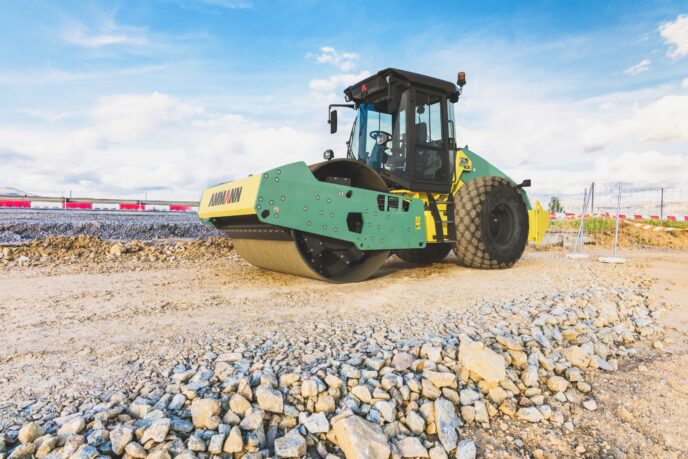 Xe lu rung AMMANN ARS110.2T1 có gì nổi bật Xe lu rung AMMANN ARS110.2T1 tại Multico Việt Nam được thiết kế với trống thép rộng 2.130 mm, phù hợp cho việc nén chặt nền đất trong các công trình xây dựng lớn. Hệ thống điều khiển thông minh và động cơ Deutz mạnh mẽ giúp tối ưu hóa hiệu suất làm việc. Cabin rộng rãi với hệ thống điều hòa hai chiều và kính cách âm mang đến sự thoải mái cho người vận hành trong suốt quá trình làm việc.