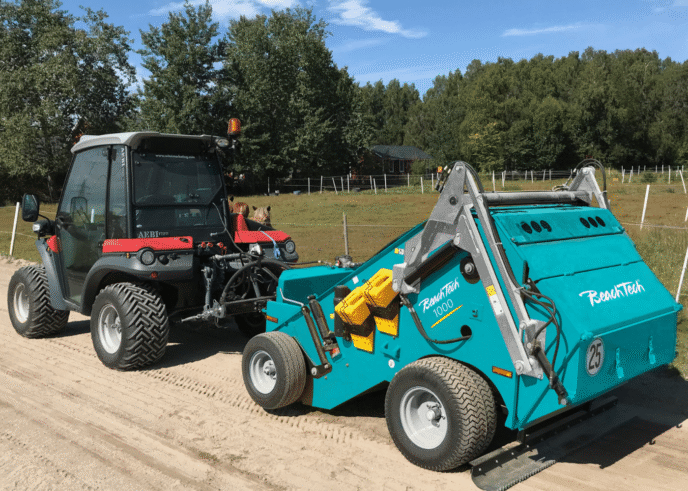 Máy Làm Sạch Bãi Biển Kết Hợp Đầu Kéo BeachTech 1000 BeachTech 1000 Header Horse Arena 1512x1079 1400x999 1