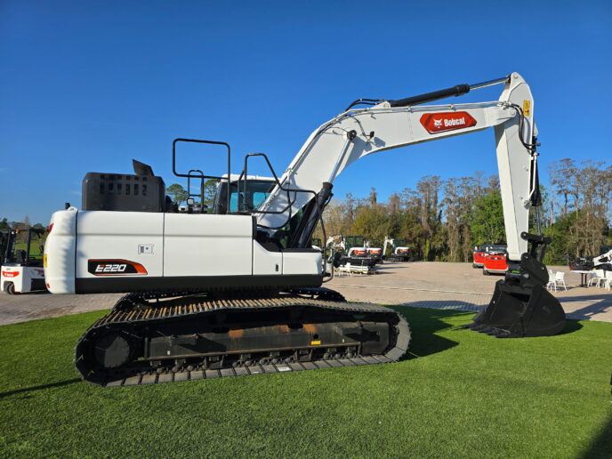 Ảnh máy xúc Bobcat E220 tại Multico cho thấy một chiếc máy xúc bánh xích cỡ lớn với thiết kế hiện đại, cabin kín rộng rãi, gầu xúc chắc chắn, màu trắng – đen đặc trưng, phù hợp cho các công trình xây dựng quy mô lớn.