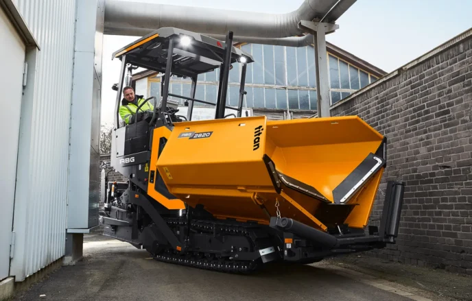 Máy rải thảm ABG 6820 tại Multico là dòng máy bánh xích hiệu suất cao, phù hợp cho thi công đường giao thông từ nội thị đến cao tốc. Máy sở hữu động cơ công suất khoảng 129 kW, chiều rộng rải từ 2.5 m đến 9 m, tích hợp bàn rải Variomatic với hệ thống sưởi điện, cho phép rải nhựa đều, mịn và chính xác. Thiết kế chắc chắn, dễ vận hành, cùng dịch vụ hậu mãi chuyên nghiệp từ Multico giúp ABG 6820 trở thành lựa chọn tin cậy cho các nhà thầu yêu cầu chất lượng và hiệu quả thi công cao.