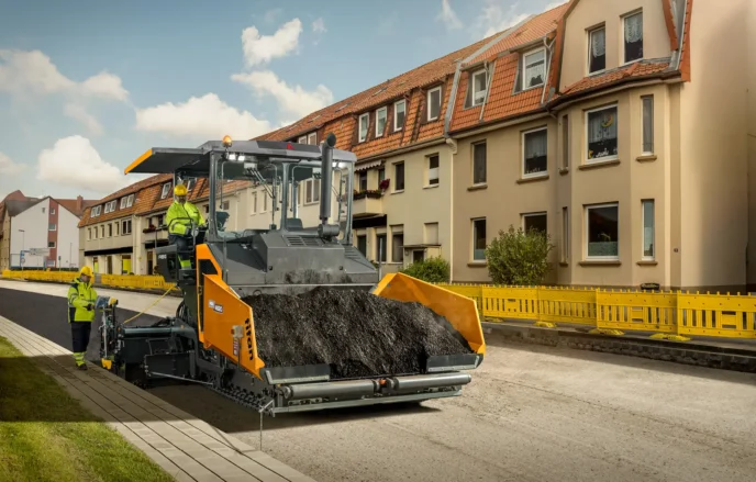 Hình ảnh máy rải thảm AMMANN ABG 6820 tại Multico Việt Nam cho thấy một thiết bị thi công công suất lớn với thiết kế bánh xích mạnh mẽ, bề mặt máy sạch sẽ, sơn zin nguyên bản, thể hiện rõ tình trạng máy được bảo dưỡng tốt. 