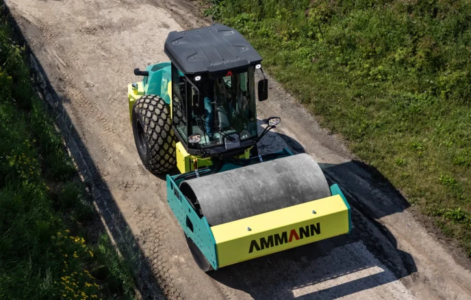 Xe lu rung một bánh thép AMMANN ARS150-1 hiện có tại Multico Việt Nam được thiết kế với trống thép rộng 2.130 mm, phù hợp cho việc nén chặt nền đất trong các công trình xây dựng lớn. Hệ thống điều khiển thông minh và động cơ Deutz mạnh mẽ giúp tối ưu hóa hiệu suất làm việc. Cabin rộng rãi với hệ thống điều hòa hai chiều và kính cách âm mang đến sự thoải mái cho người vận hành trong suốt quá trình làm việc.