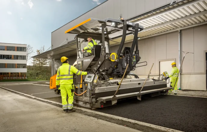 Máy rải thảm Ammann ABG 6820, một trong những thiết bị thi công đường bộ hiệu suất cao, phù hợp cho các công trình hạ tầng lớn và đòi hỏi chất lượng bề mặt cao.