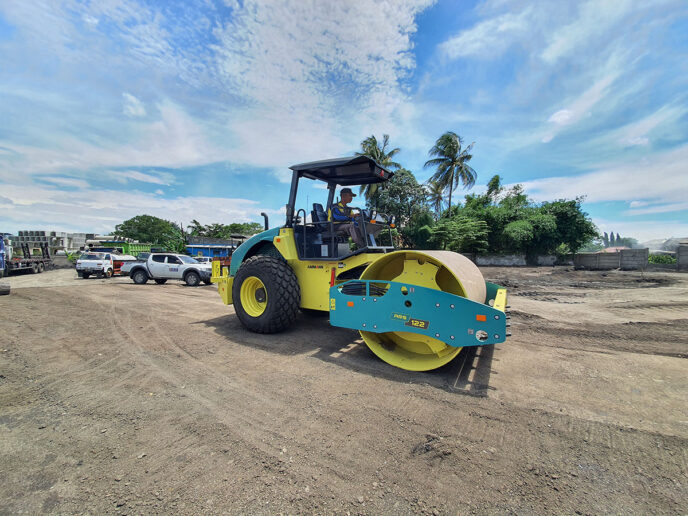 AMMANN ARS 122 là dòng máy lu đất đơn (single drum roller) hiện đại, được thiết kế bởi thương hiệu AMMANN – Thụy Sỹ, nổi bật với hiệu suất nén vượt trội và độ bền cao, phù hợp cho các dự án xây dựng hạ tầng như đường bộ, đường cao tốc, sân bay và bãi đỗ xe. Được phân phối chính thức bởi Multico Việt Nam, AMMANN ARS 122 là lựa chọn lý tưởng cho các nhà thầu yêu cầu chất lượng thi công tối ưu và hiệu quả kinh tế.