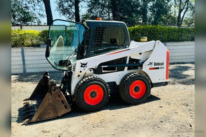 Máy xúc lật Bobcat S550 nhập khẩu giải pháp tối ưu cho công trình tại Việt Nam Máy xúc lật Bobcat S550 chính hãng đang có sẵn tại kho Multico Việt Nam – thiết kế nhỏ gọn, động cơ mạnh mẽ, phù hợp cho công trình đô thị và nhà máy.