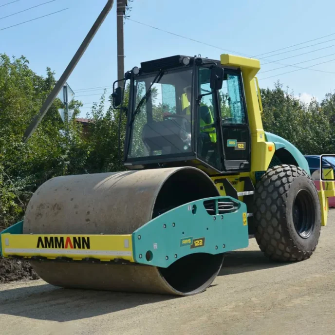 Máy đầm đất Ammann ARS 122, hiện có tại Multico Việt Nam, là dòng thiết bị chuyên dụng cho các công trình xây dựng nền đường, sân bay và khu công nghiệp. 
