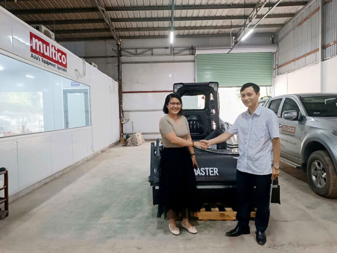 ban giao may xuc lat bobcat S450