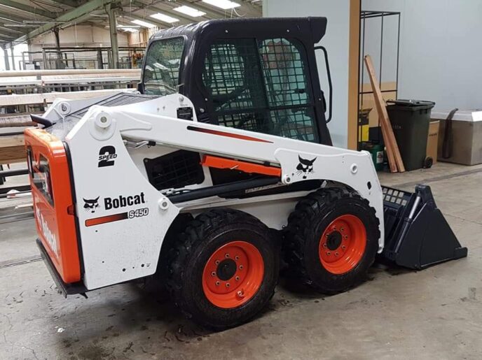 Máy xúc Bobcat S550 tại Multico Việt Nam là dòng máy xúc trượt bánh lốp (skid-steer loader) thuộc thế hệ M-Series, được trang bị động cơ Bobcat Stage V đạt tiêu chuẩn khí thải châu Âu, mang đến hiệu suất vượt trội và khả năng vận hành linh hoạt trong nhiều điều kiện công trình khác nhau.