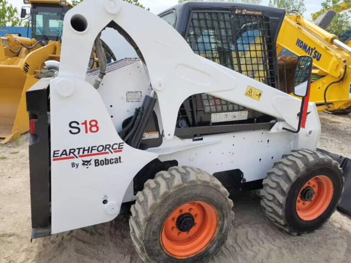 Bobcat S18 là mẫu máy xúc lật mini do Multico Việt Nam phân phối chính hãng, được thiết kế nhỏ gọn nhưng mạnh mẽ, rất phù hợp cho các công việc thi công trong không gian hẹp như xây dựng đô thị, làm vườn hoặc công trình dân dụng nhỏ. Máy sở hữu động cơ hiệu suất cao, tiết kiệm nhiên liệu cùng hệ thống thủy lực thông minh giúp tăng hiệu quả vận hành. 