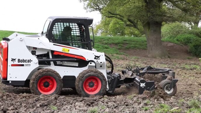 Máy Xúc Bobcat Giá Bao Nhiêu Thông Tin Chi Tiết Từ Multico Việt Nam Ảnh máy xúc lật Bobcat S550 thể hiện thiết bị có thiết kế mạnh mẽ, cứng cáp, phù hợp cho các công trình xây dựng quy mô vừa và lớn. Với kích thước lớn hơn các dòng mini, Bobcat S550 mang đến sức mạnh vận hành vượt trội, khả năng xúc và vận chuyển vật liệu hiệu quả trên nhiều địa hình khác nhau. Máy được bảo quản trong điều kiện tốt, sẵn sàng phục vụ ngay cho các dự án thi công cần thiết bị bền bỉ và hiệu suất cao. Đây là lựa chọn tối ưu cho các nhà thầu muốn nâng cao năng suất và tiết kiệm chi phí vận hành.