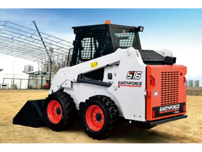 Đại Lý Bobcat Tại TP. Hồ Chí Minh Multico Việt Nam Đối Tác Tin Cậy Cho Mọi Công Trình Máy xúc trượt Bobcat S16, hiện có tại Multico Việt Nam, là dòng máy xúc mini đa năng được thiết kế nhỏ gọn, linh hoạt, phù hợp làm việc trong không gian hạn chế như công trường xây dựng, nhà xưởng, khu vực đô thị hoặc nông nghiệp.